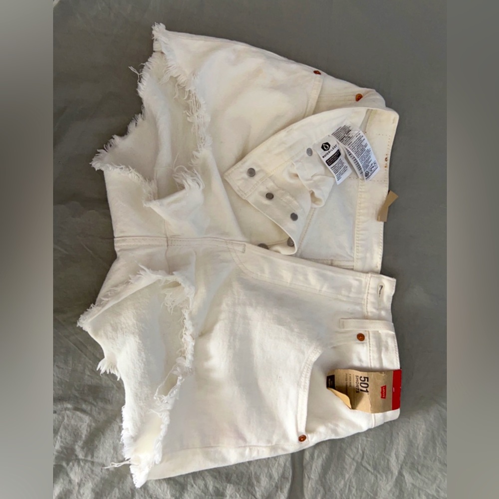 Size 30 white Levi shorts